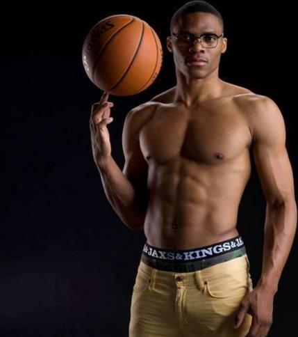 科曼：感谢拜仁邀请我回来，很荣幸与大家分享那些美好时光（科曼：感激拜仁邀请我回归，能与大家共同回忆那段美好时光倍感荣幸）