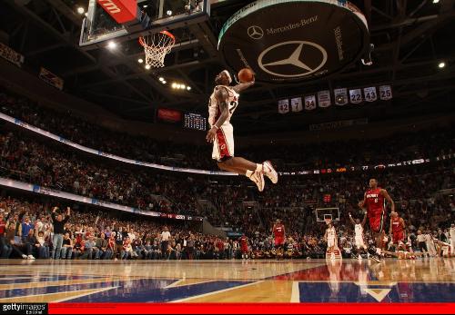 迪玛利亚优雅盘带演绎绿茵华尔兹（迪玛利亚用细腻脚法奏响草场圆舞曲）