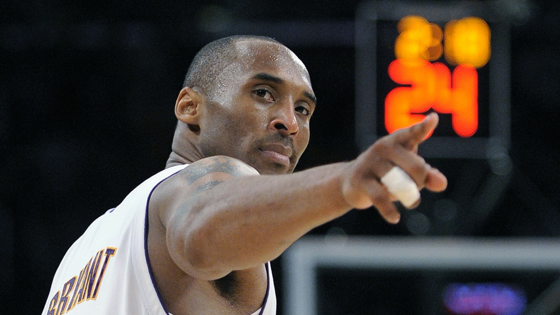 阿德里亚诺：感谢球迷还称我为皇帝；伊布是我合作过最强队友（阿德里亚诺：感谢球迷仍称我为皇帝，伊布是我生涯最强队友）