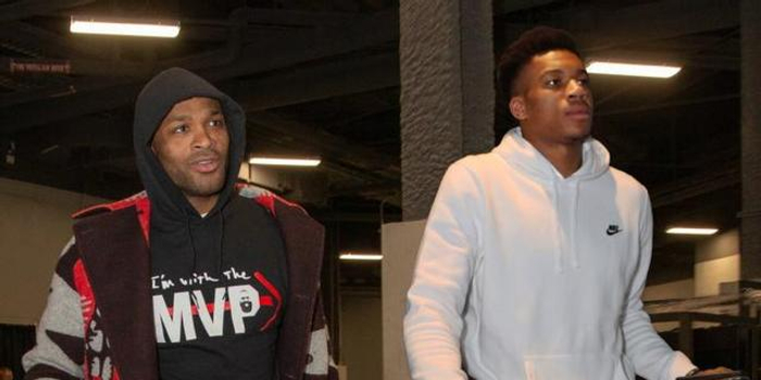 广东籍球员廖锦涛、吕焯毅参与英博队内的大连话挑战，前者胜（英博队内大连话挑战：广东籍球员廖锦涛战胜吕焯毅）