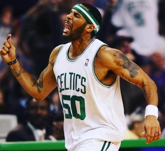 张外龙：曾跟球迷承诺一定会回到重庆；跪谢最努力的球员们（张外龙称曾许诺定会回到重庆，跪地感谢最拼的球员）