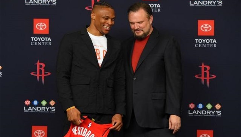 广东宏远标配！两新星完成入队仪式 球迷调侃厂家赶紧打钱（广东宏远惯例操作！两新星正式报到，球迷玩笑：厂家快打款）