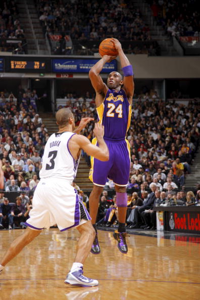 冲突细节曝光！太阳主帅称霍姆格伦先撞阿伦引发报复（冲突内情披露：太阳主帅称霍姆格伦先撞阿伦，引发后续报复）