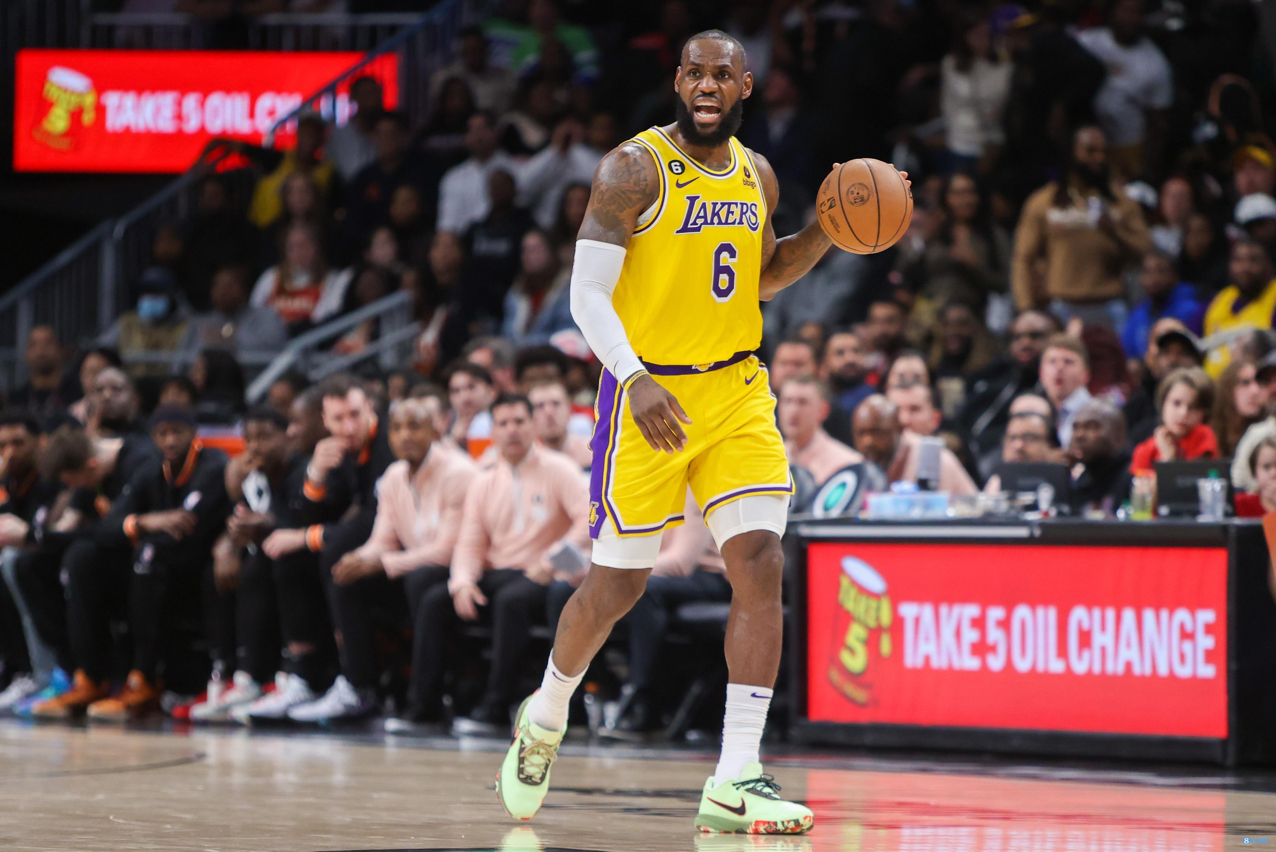 青岛记者：邵佳一大哥式的执教风格很适合当下中国足球的环境（青岛媒体人：邵佳一“大哥范儿”的执教方式更贴合当下中国足坛环境）